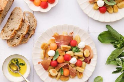 gnocchi-de-pommes-de-terre-en-salade-melon-tomates-cerises-mozarella-et-jambon-cru-1