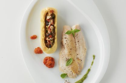 filet-de-daurade-sauce-au-pesto-et-poivron-rouge-et-quenelles-farcies-a-la-ratatouille