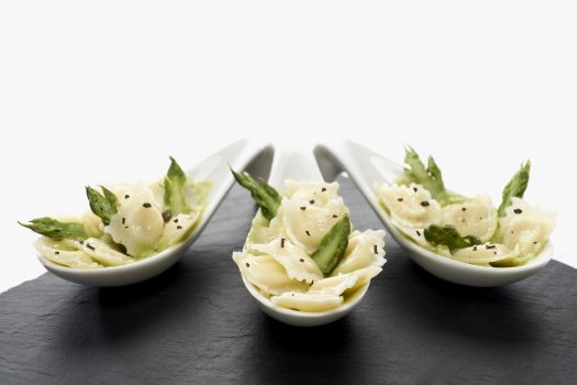 Bouchées de ravioles à l'emmental, crème d'asperges et sel aux truffes