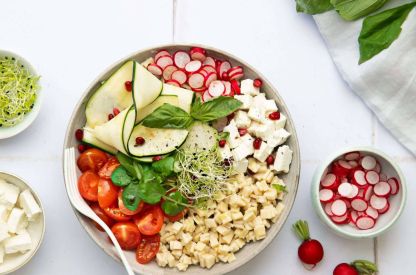 Bowl-de-Crozets-végétarien-aux-légumes-croquants,-féta-et-basilic