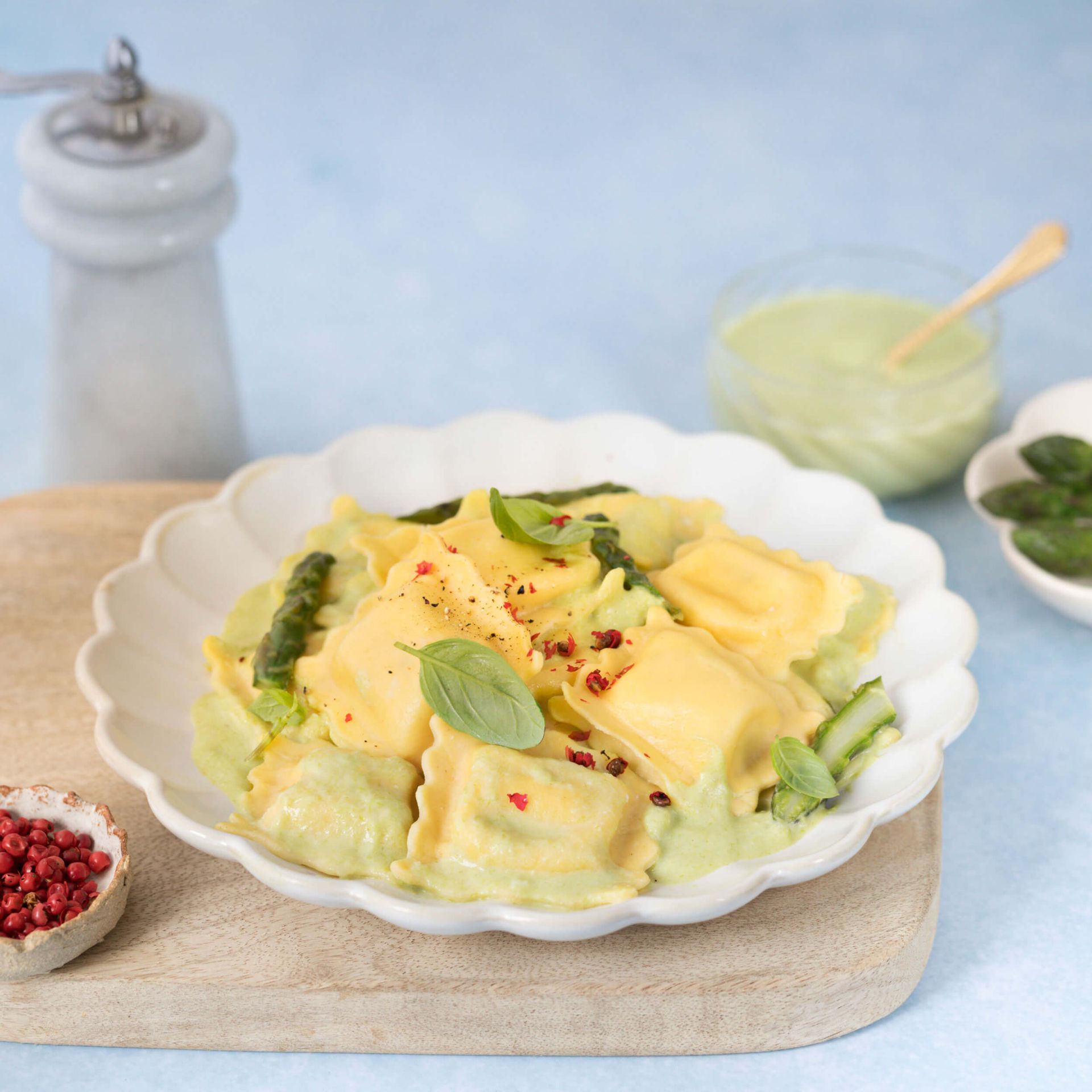 ravioli-boursin-creme-dasperges-au-fromage-frais-et-baies-roses