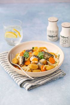 Salade-originale-de-gnocchis-de-pommes-de-terre,-carottes,-fenouil-et-sardines