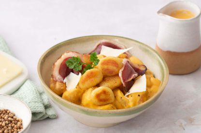 Gnocchi-à-la-crème-de-butternut,-tomme-de-brebis-et-magret-séché