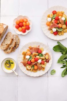 gnocchi-de-pommes-de-terre-en-salade-melon-tomates-cerises-mozarella-et-jambon-cru-1