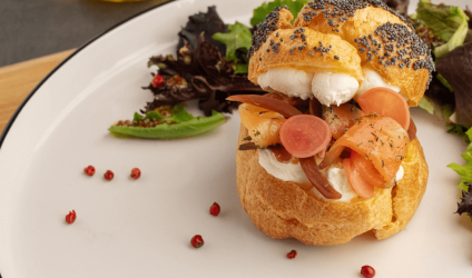 quenelle-facon-bagel-saumon-gravlax-oignon-rouge-fromage-frais-1