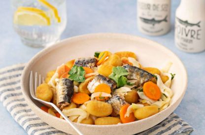 Salade-originale-de-gnocchis-de-pommes-de-terre,-carottes,-fenouil-et-sardines