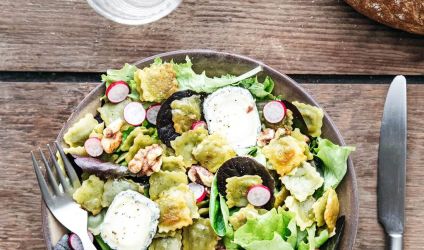 salade-de-jeunes-pousses-and-ravioles-a-poeler-au-fromage-frais-et-basilic