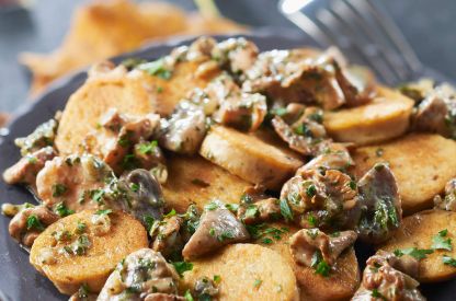 Poêlée de champignons persillés et suprêmes soufflés cèpes girolles poêlés