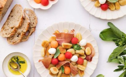 gnocchi-de-pommes-de-terre-en-salade-melon-tomates-cerises-mozarella-et-jambon-cru-1