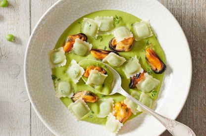 Moules en nage aux petits pois, ravioles du Dauphine