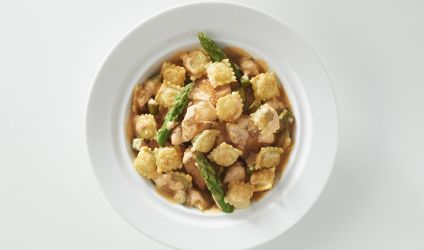 Fricassé de poulet aux asperges et ravioles forestières aux cèpes