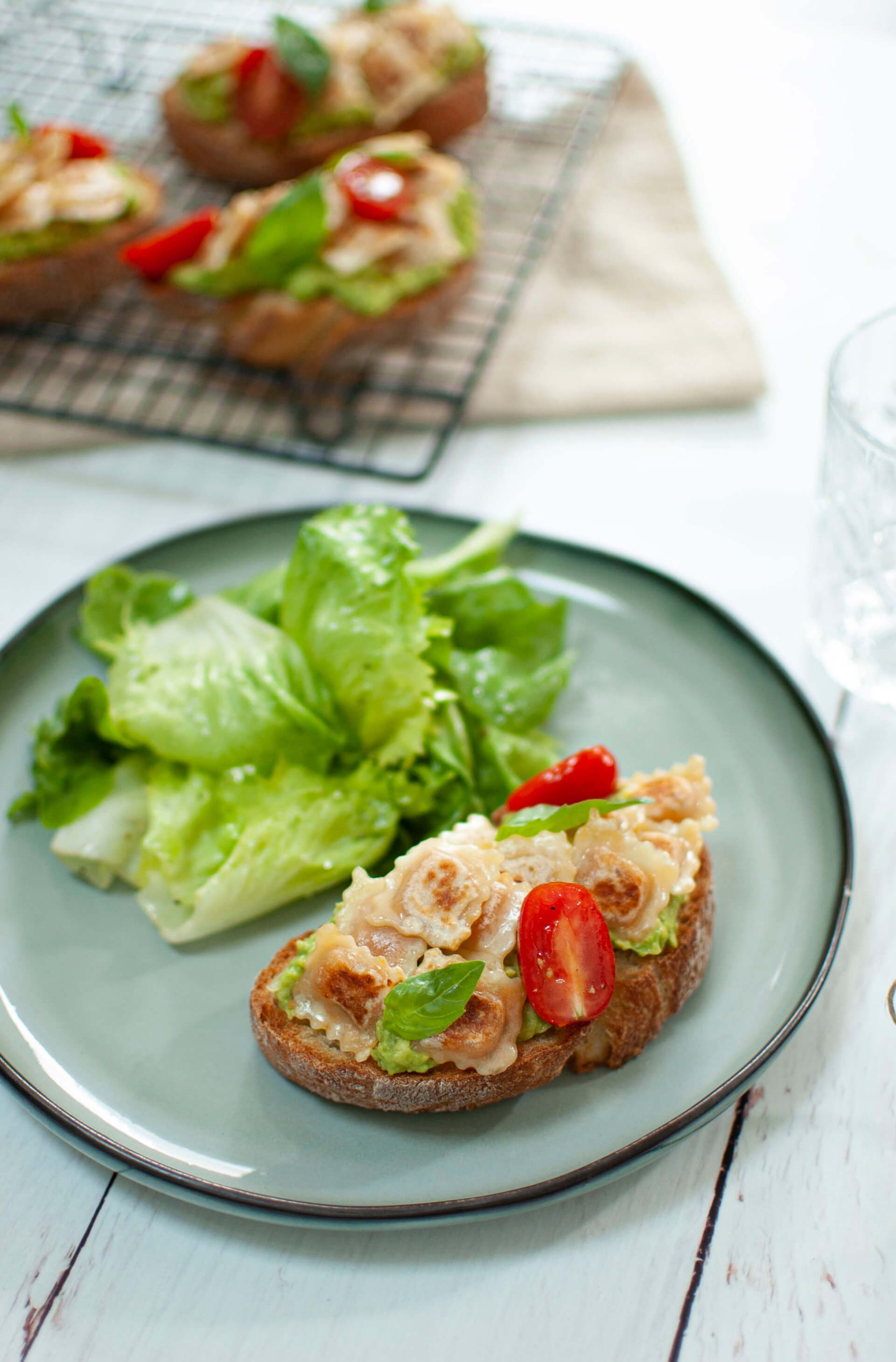 tartine-avocat-raviole-a-poeler-tomates-basilic