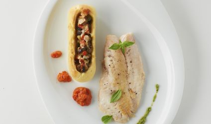 filet-de-daurade-sauce-au-pesto-et-poivron-rouge-et-quenelles-farcies-a-la-ratatouille