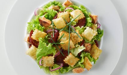 Salade_aux_ravioles_a_poeler_3_fromages_et_chorizo