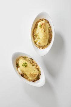 Quenelles sauce aigre douce et fondue de poireaux