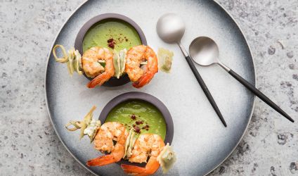 ravioles-veloute-de-petits-pois-brochettes-de-ravioles-poelees-aux-crevettes-marinees