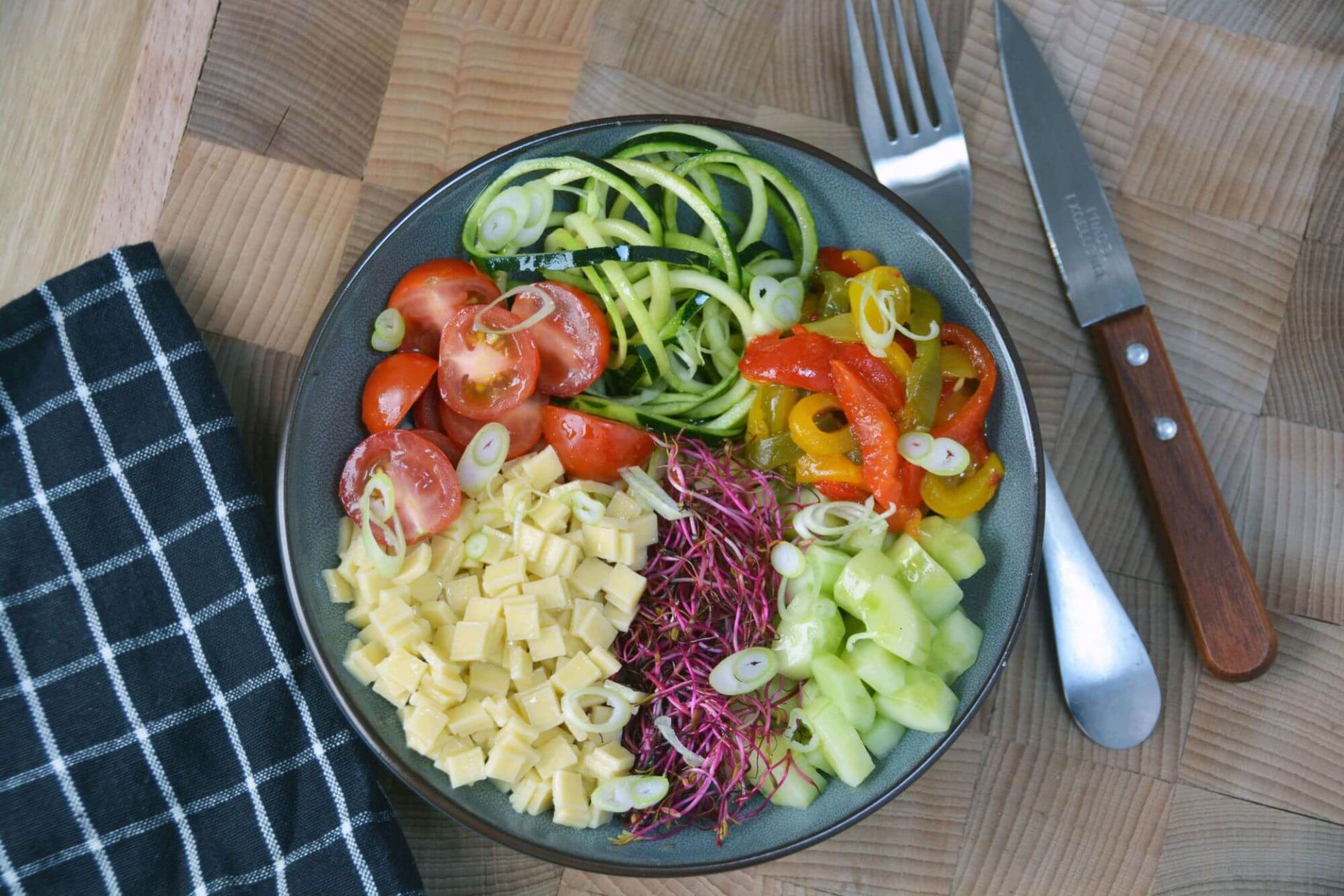 Bowl-de-crozets-végétarien-aux-légumes-d'été,-sauce-gingembre