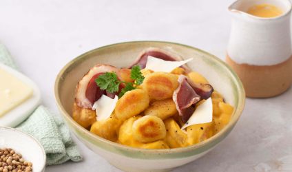 Gnocchi-à-la-crème-de-butternut,-tomme-de-brebis-et-magret-séché