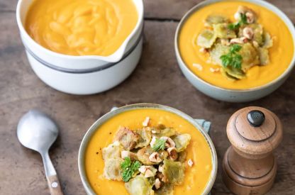 Velouté de potimarron, noisettes torréfiées et ravioles à poêler aux 3 fromages & persil de la Drôme,