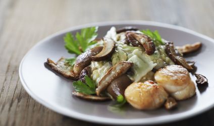 Dome de ravioles du Dauphine aux cepes et noix de St Jacques flambees au Cognac