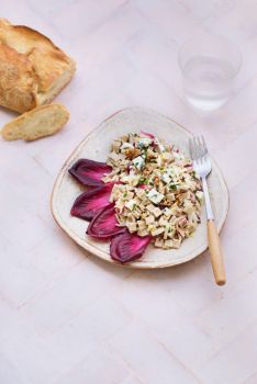 Salade-de-crozets-au-sarrasin,-fourme-d'Ambert,-endives-et-noix