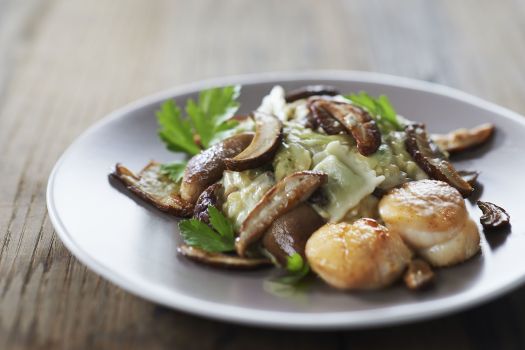 Dome de ravioles du Dauphine aux cepes et noix de St Jacques flambees au Cognac