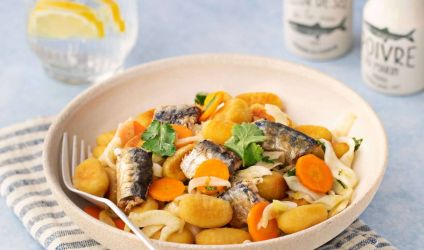 Salade-originale-de-gnocchis-de-pommes-de-terre,-carottes,-fenouil-et-sardines