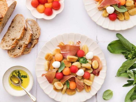 gnocchi-de-pommes-de-terre-en-salade-melon-tomates-cerises-mozarella-et-jambon-cru-1