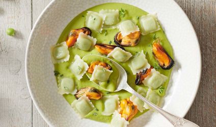 Moules en nage aux petits pois, ravioles du Dauphine