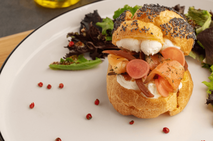 quenelle-facon-bagel-saumon-gravlax-oignon-rouge-fromage-frais-1