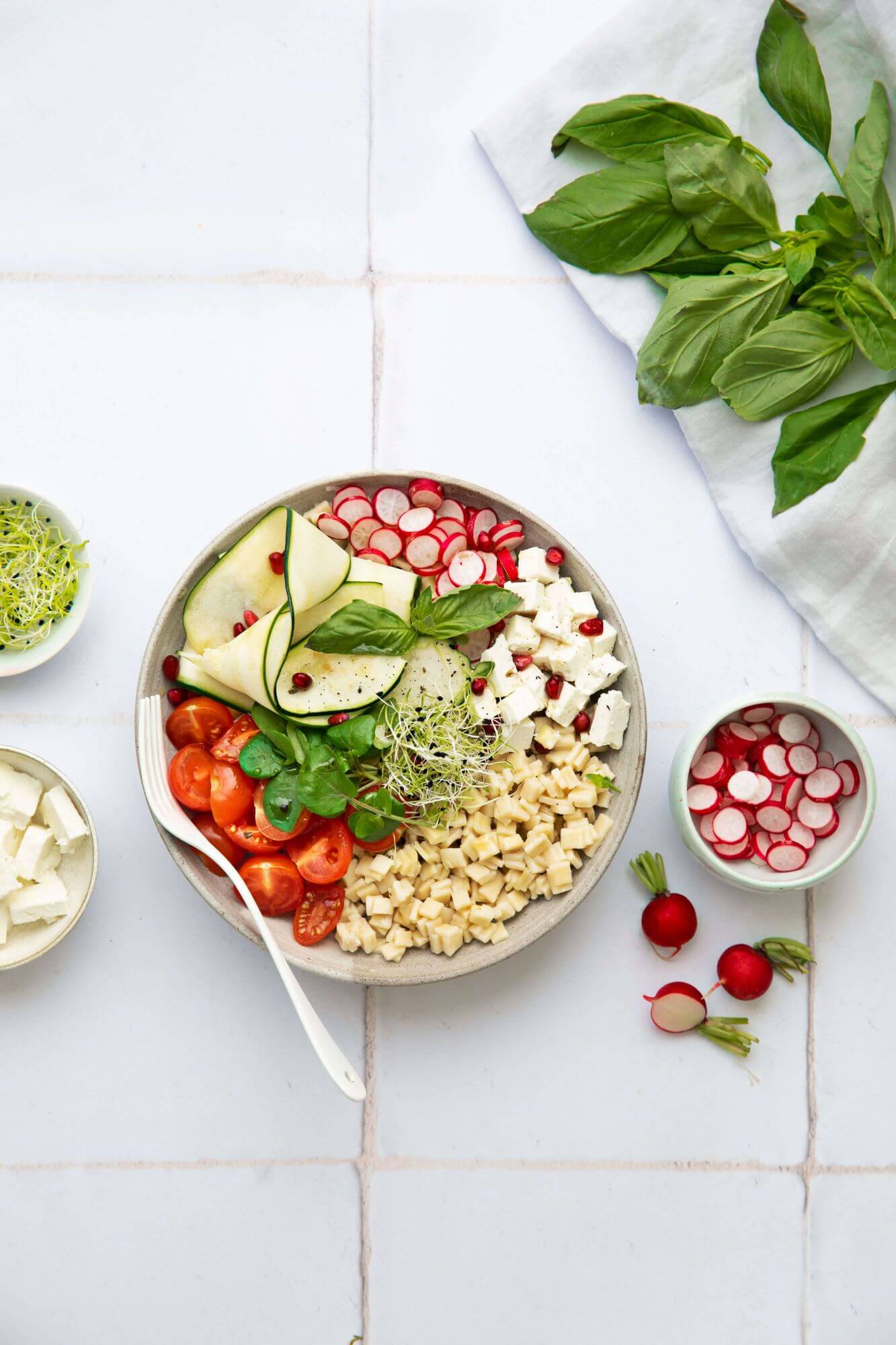 Bowl-de-Crozets-végétarien-aux-légumes-croquants,-féta-et-basilic