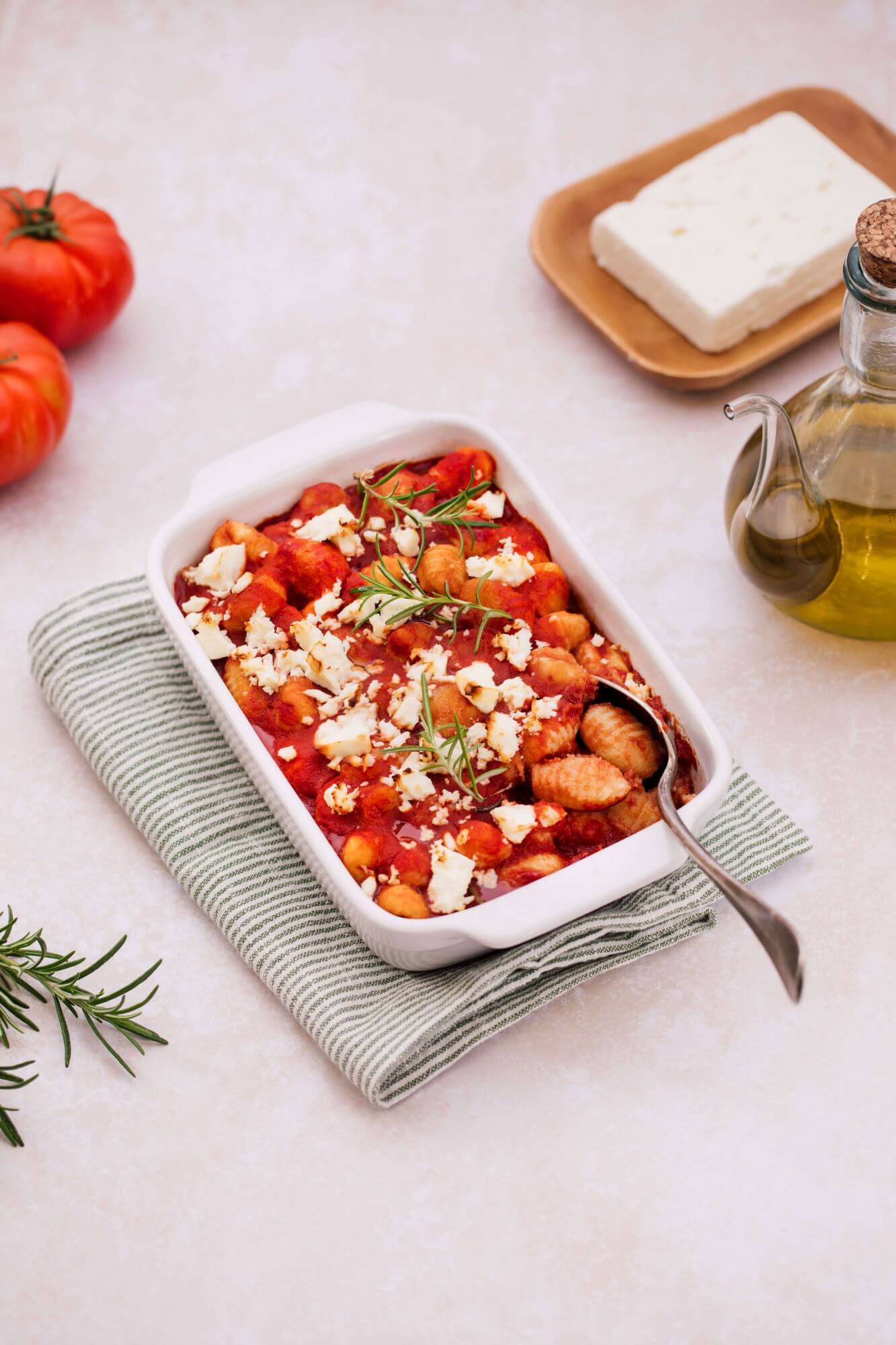 Gratin-de-gnocchi,-sauce-tomate,-féta-romarin