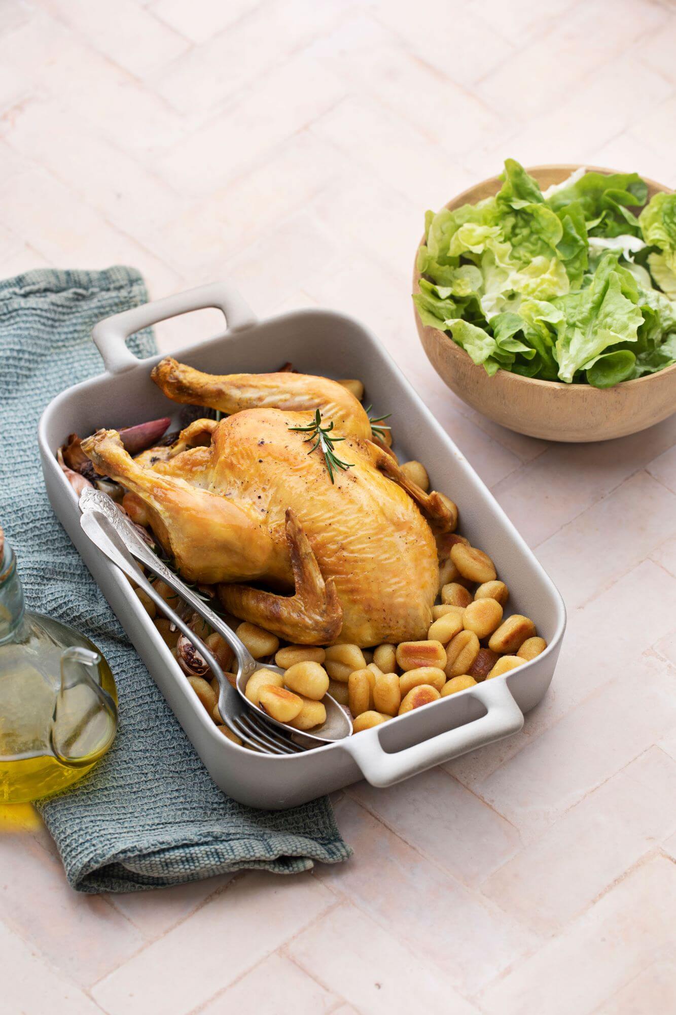 Poulet-rôti-accompagné-de-gnocchi-de-pommes-de-terre-au-four