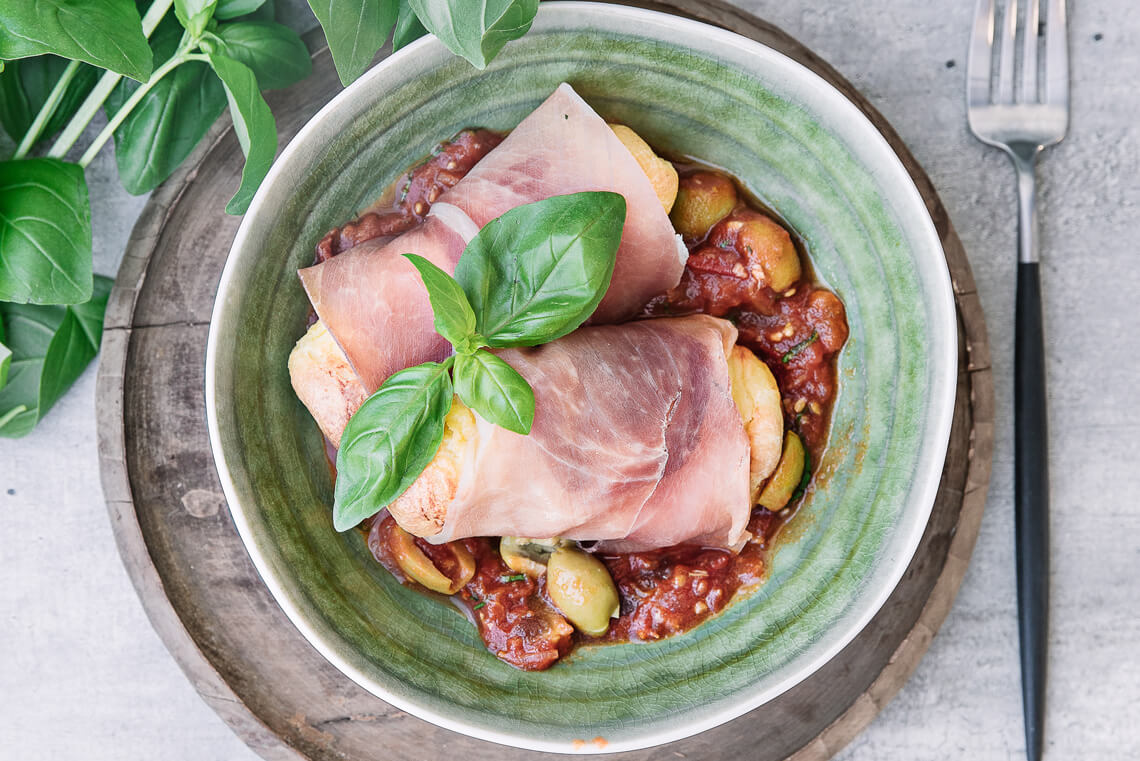 quenelles-lardees-de-jambon-cru-sauce-tomates-et-olives-vertes